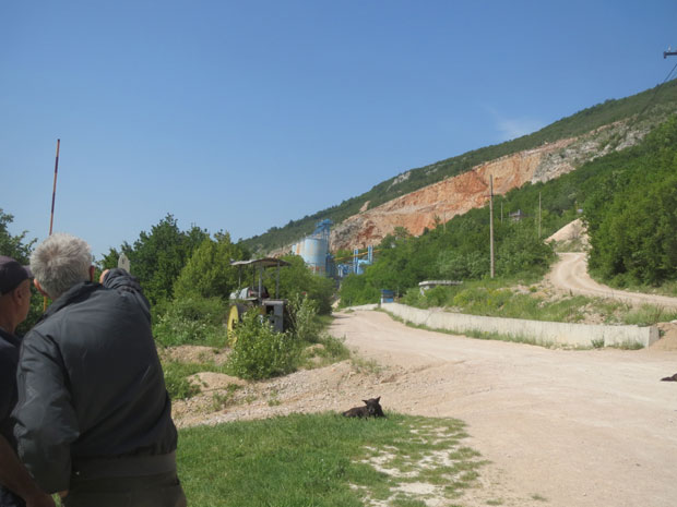 На славу се сурвао у амбис